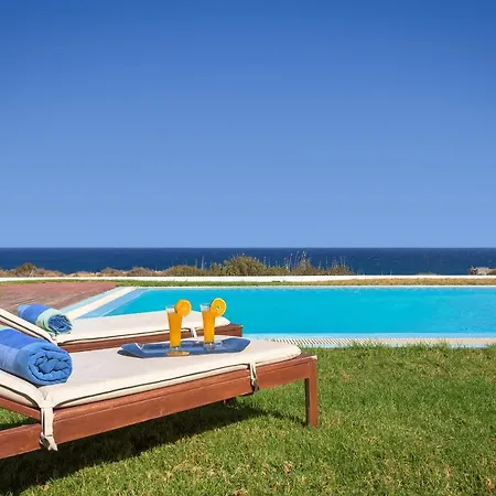 Cristelia Seafront & Pool Vilă